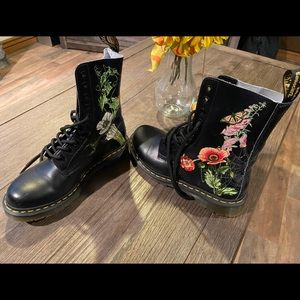 Women’s dr martens size 7 flowers and stuff
